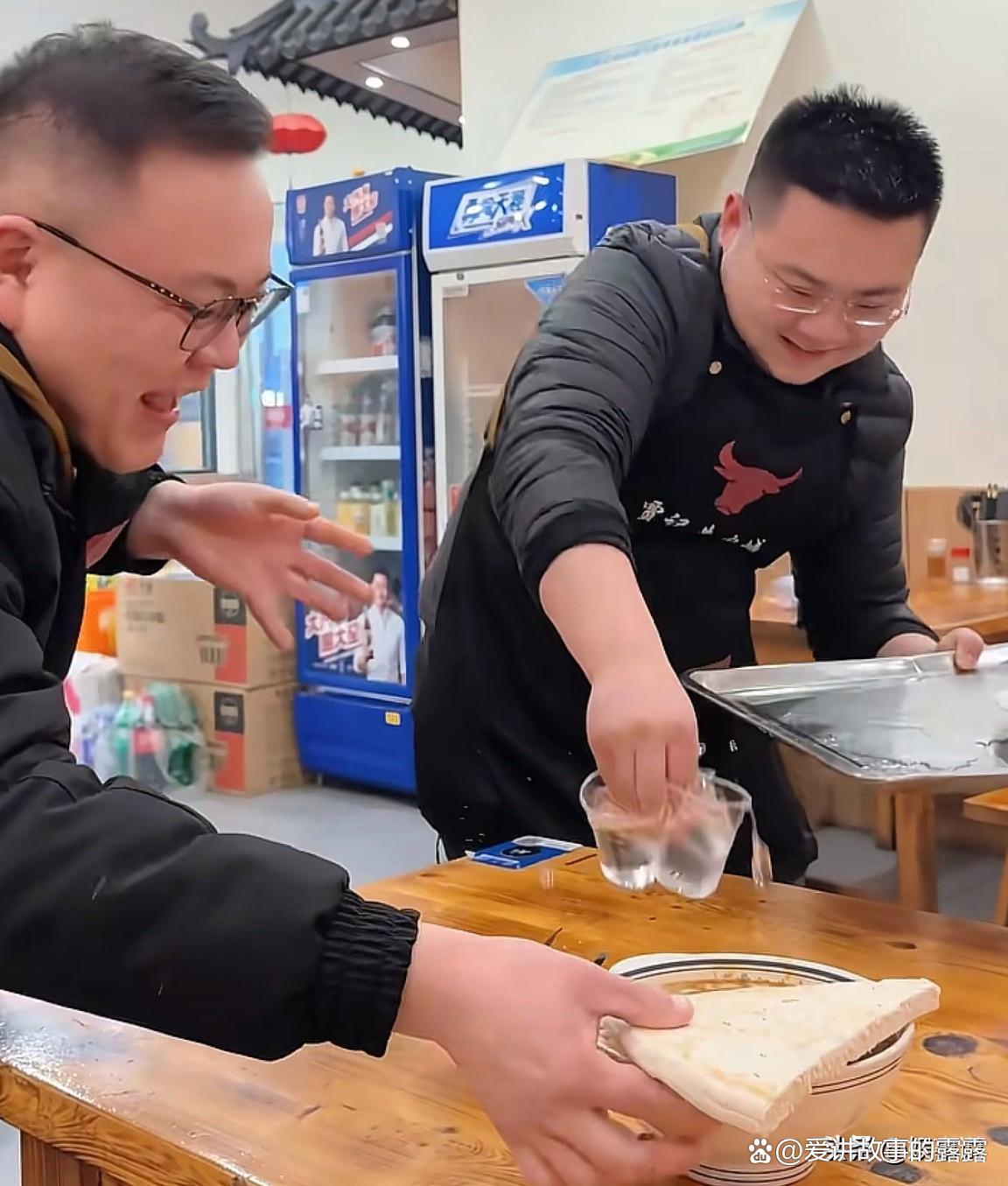 爆笑餐厅服务员-饭店服务员搞笑视频